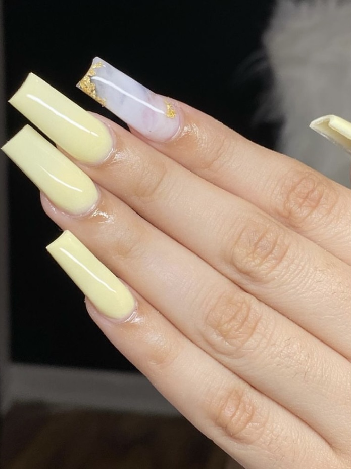 40 Dreamy Pastel Yellow Nail Designs for a Soft and Pretty Manicure