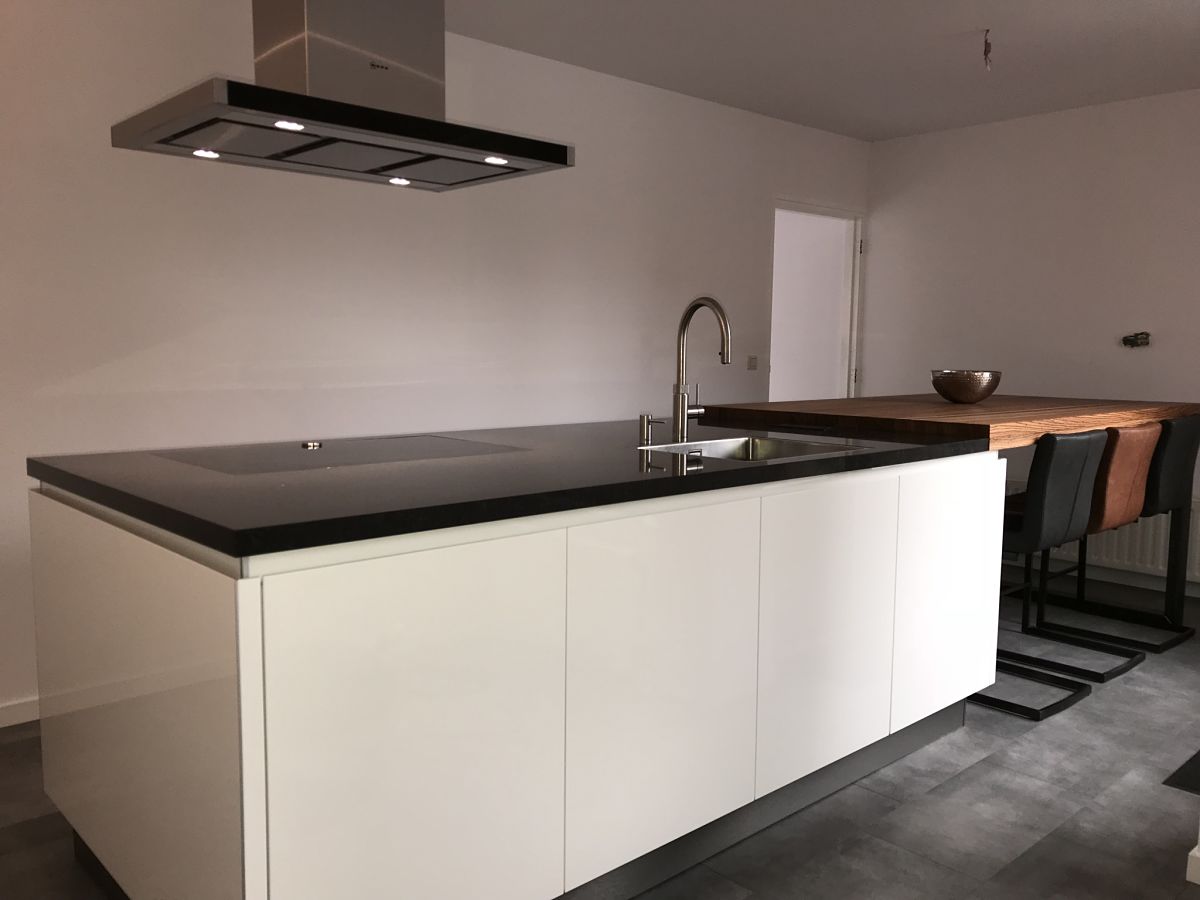 De keuken heeft een strakke modieuze uitstraling en afgewerkt met plinten. Hedda greeploze hoogglans witte spoel onderkast. Greeploze keuken in hoogglans wit Your New Kitchen