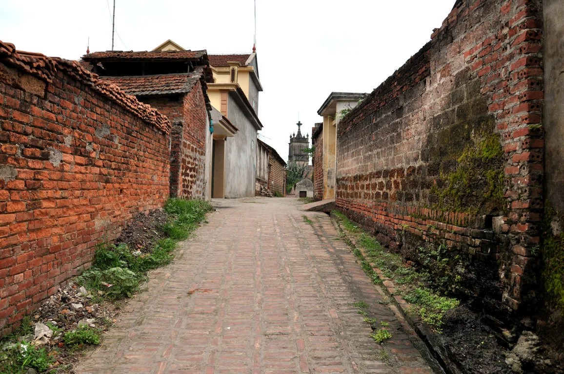 Hanoi is not "old" enough for you? Remember to visit Duong Lam old village