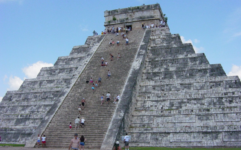 Tourists boo rulebreaker who climbed Chichén Itzá's famous Kukulkán
