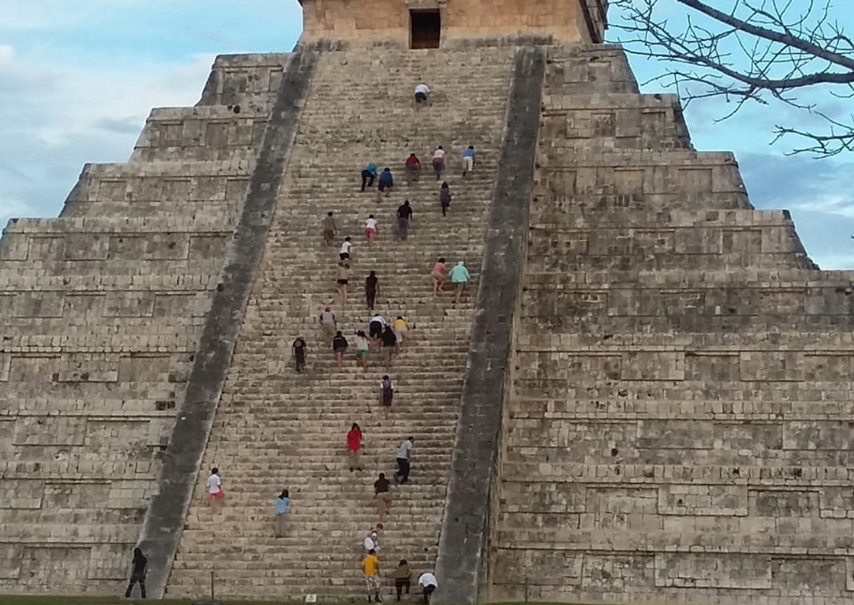 Chichén Itzá is closed. So why are tourists climbing Kukulkán