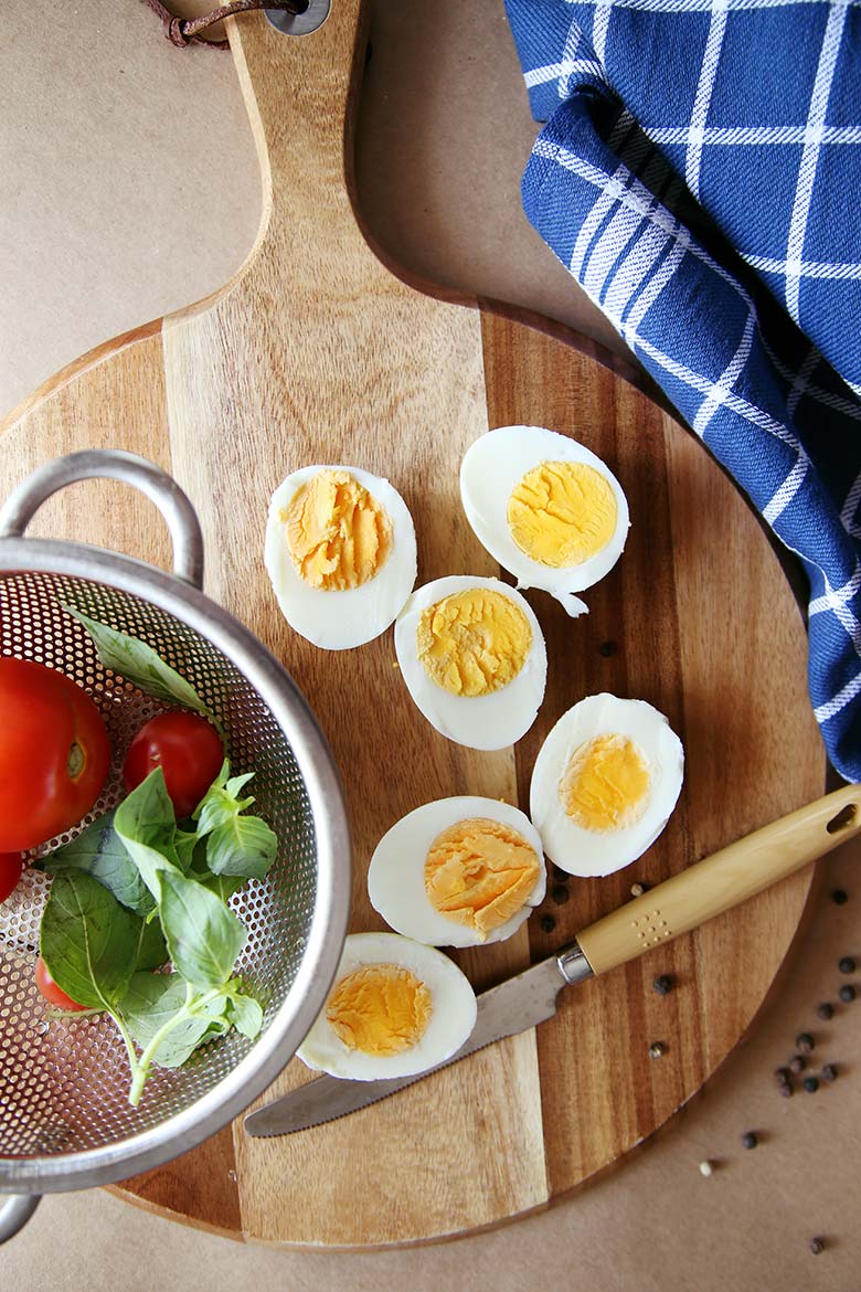 Hard Boiled Eggs Recipe, Time, Calories and Peeling Tips