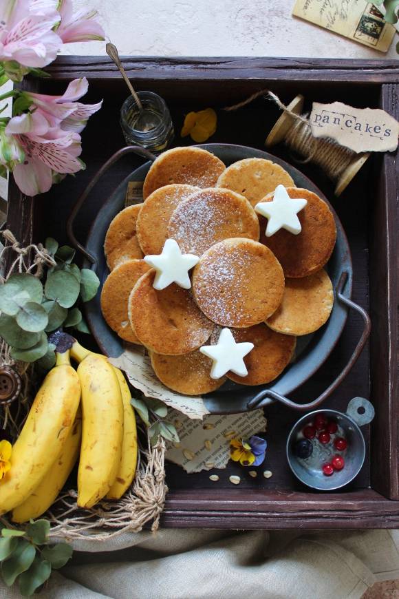Pancake alla banana avena farro e nocciole senza uova senza burro