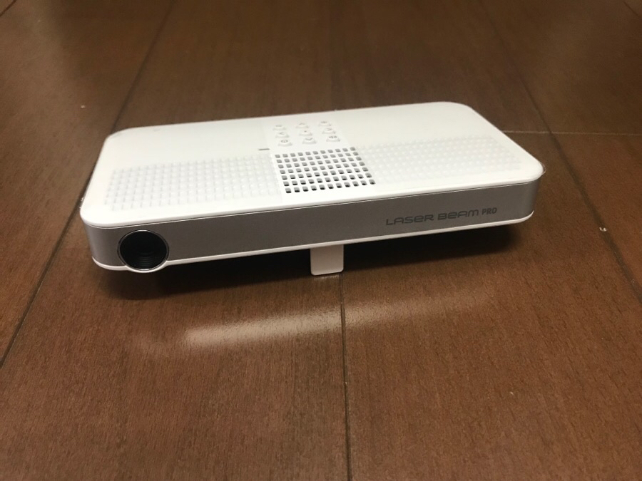 究極の小型レーザープロジェクター『LASER BEAM PRO』購入！小型なのに明るさは十分あるから昼間からでも使える！ ガジェット