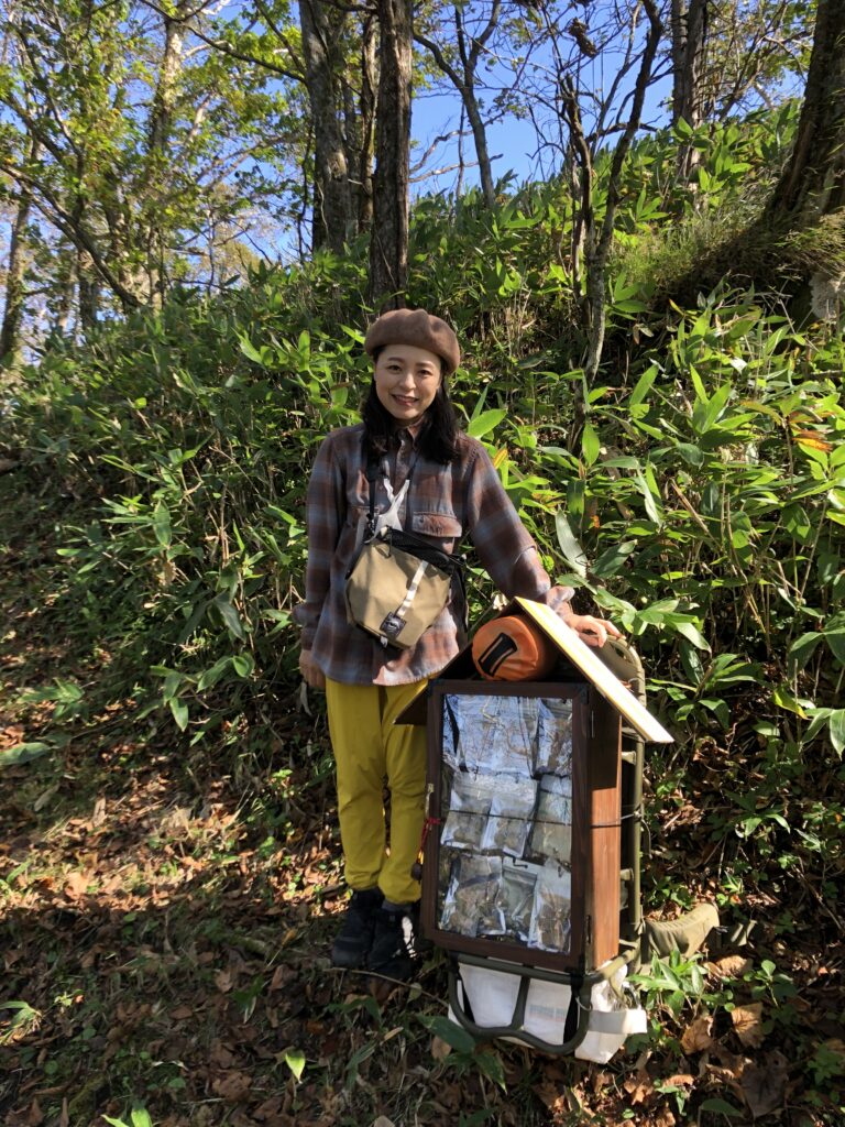 てくだてくてくさん(デザイナー/イラストレーター)のプロフィール | ココナラ クッキー背負い行商登山】秋の山道でお菓子売りのてくてくさんに出会った。 | Rough Laugh