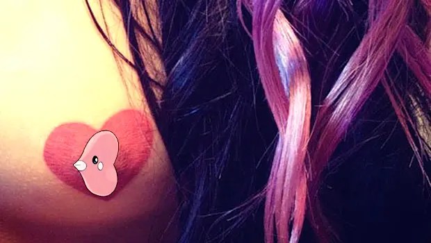 Titooing Juste des Femmes qui se font tatouer des Tétons en forme de