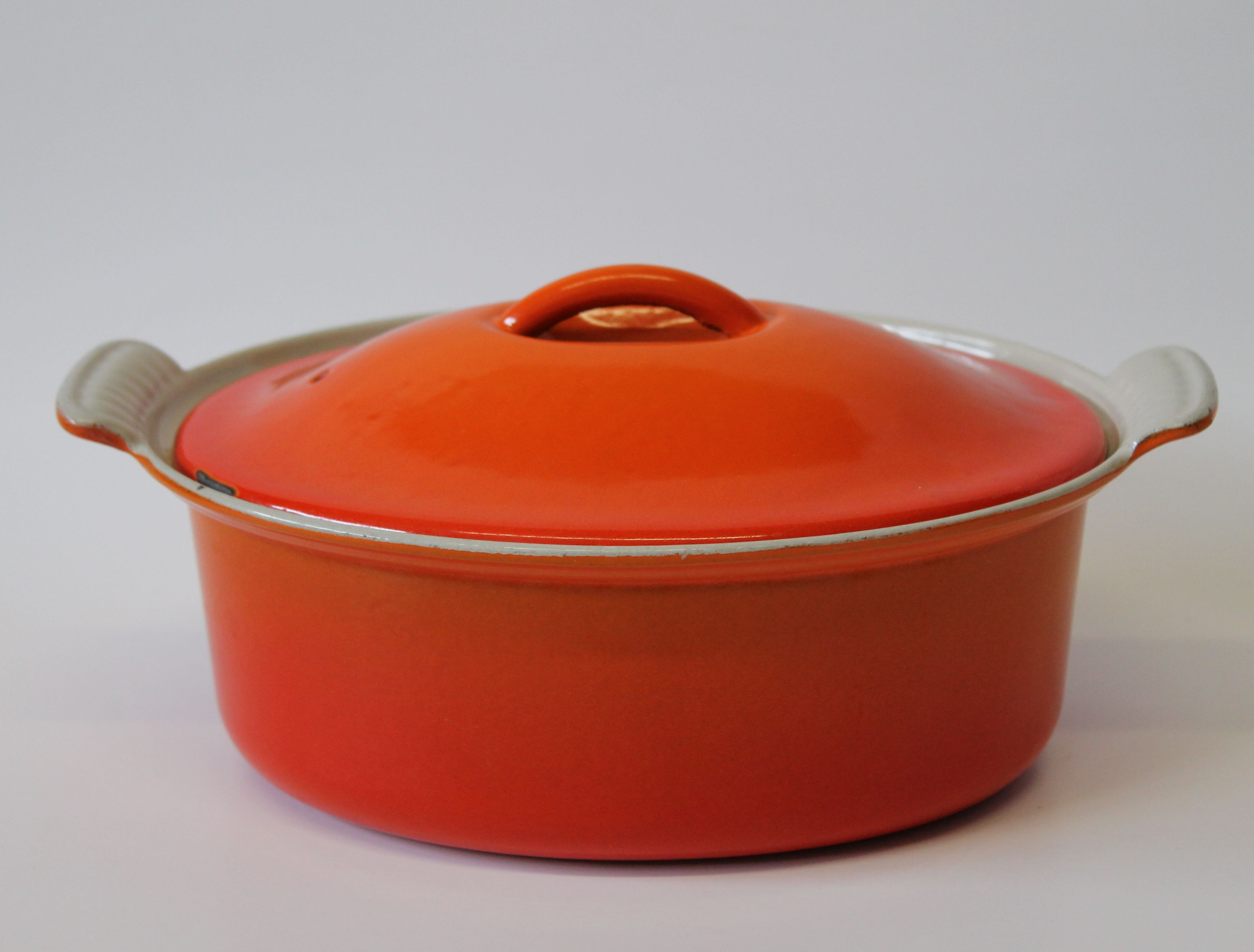 Le Creuset Oval Covered Baking Dish Casserole Vented Lid Loop Handle