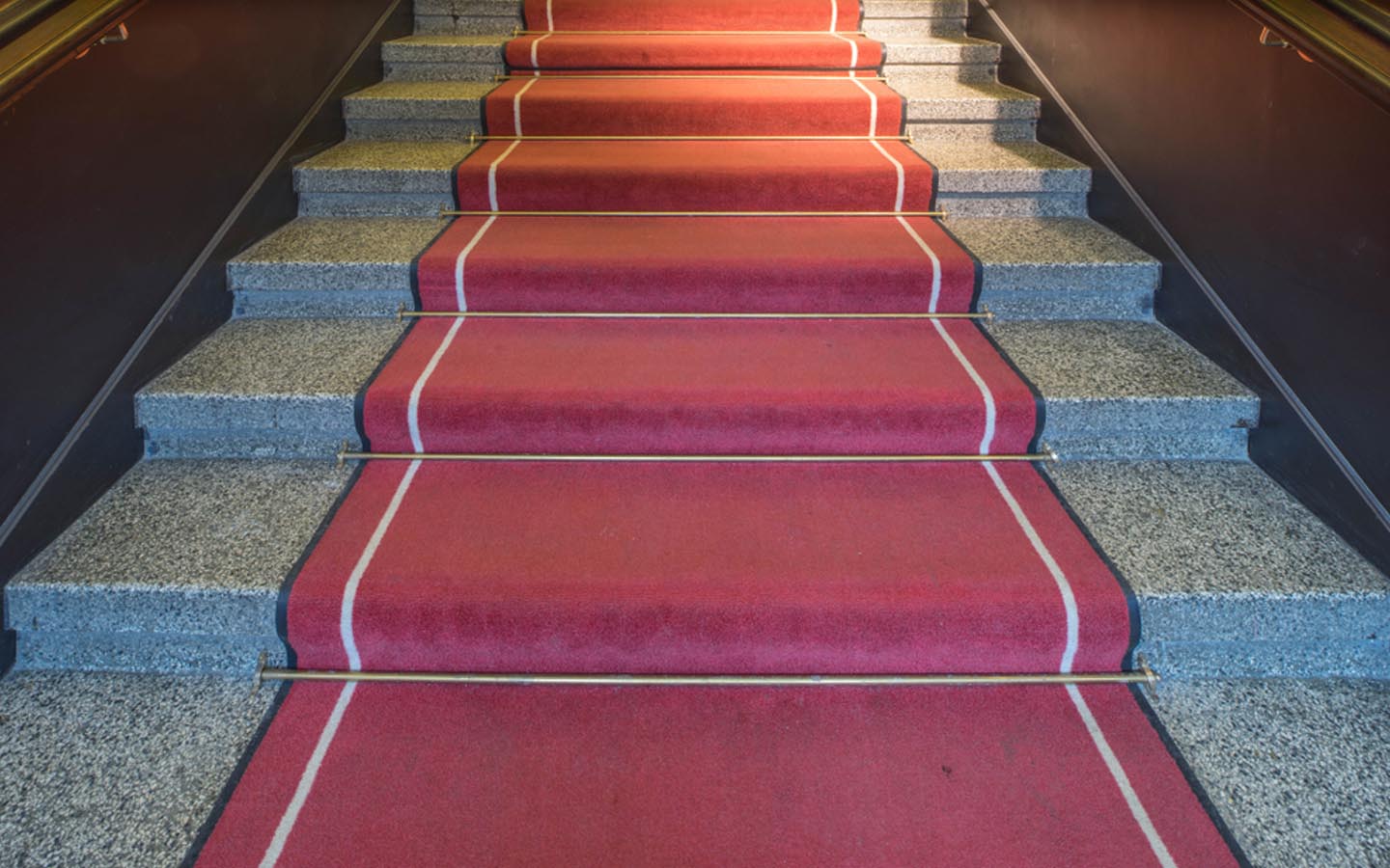 A DIY Guide on How to Install Carpet on Stairs Zameen Blog