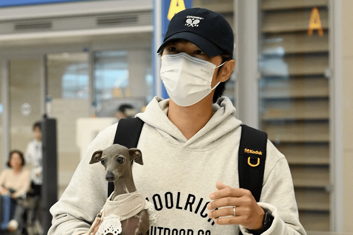 Song Joong Ki Spotted with His Beloved Pet Dog at Incheon Airport