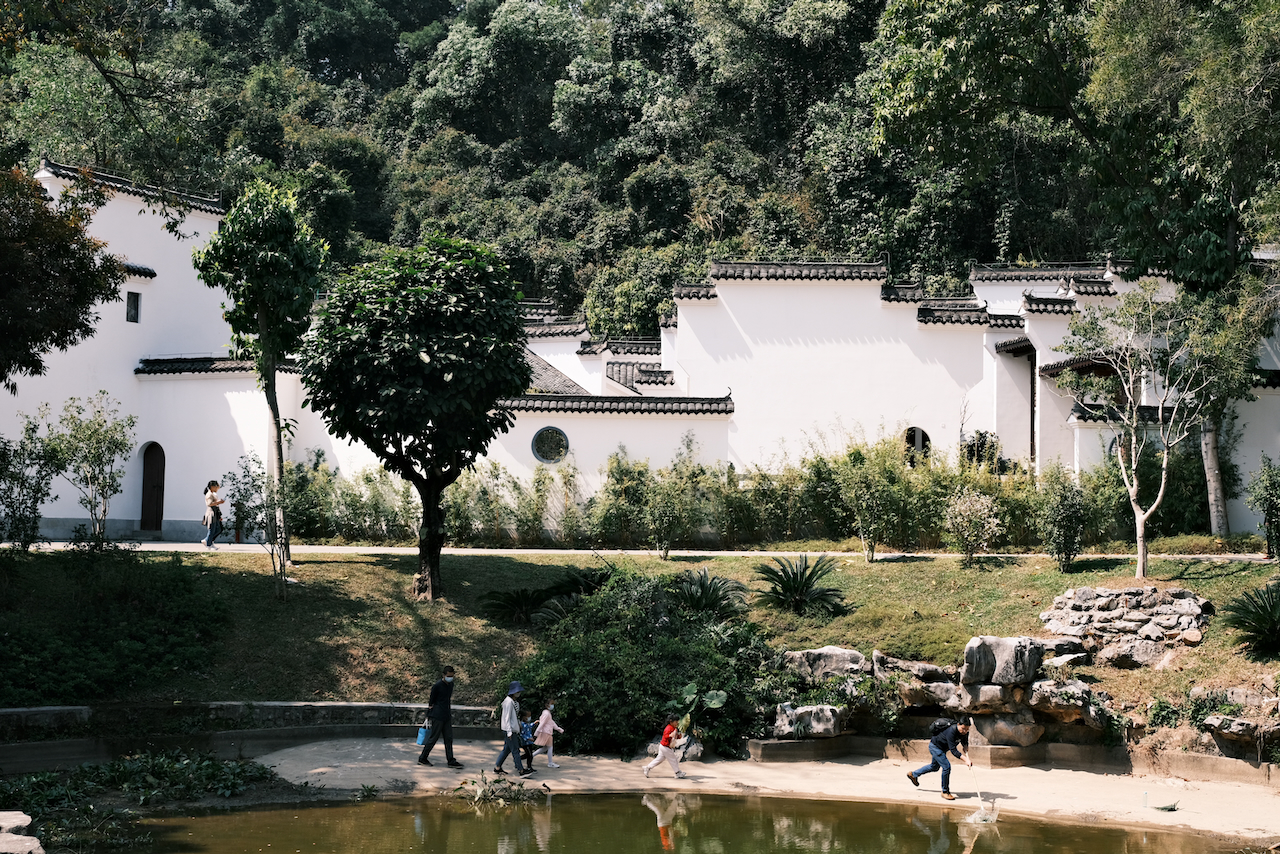 园博园·捞鱼的游客