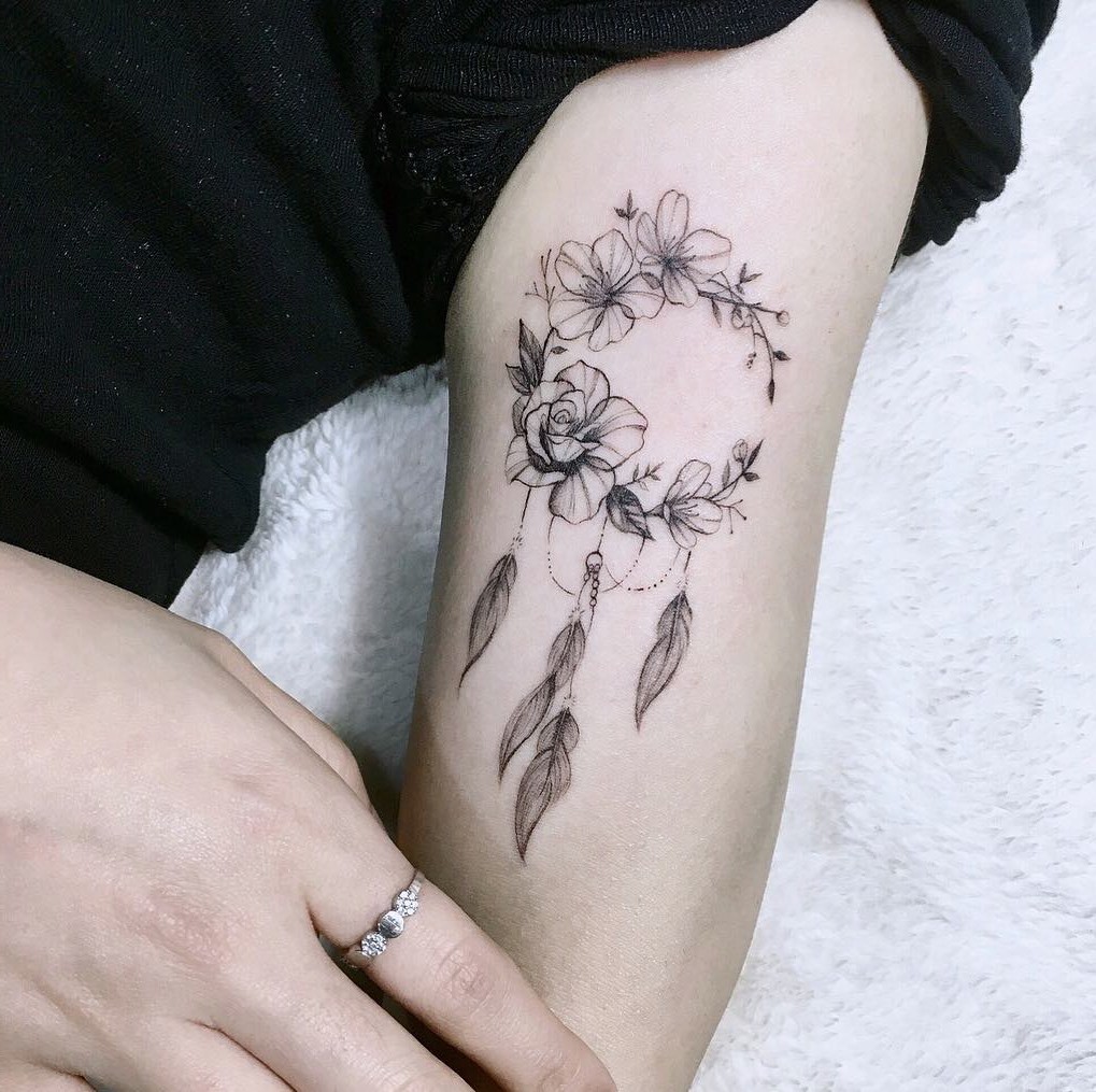 55 Idees De Tatouages Attrape Reves Et Leur Signification Mode Et Beaute Tatouage Zenidees