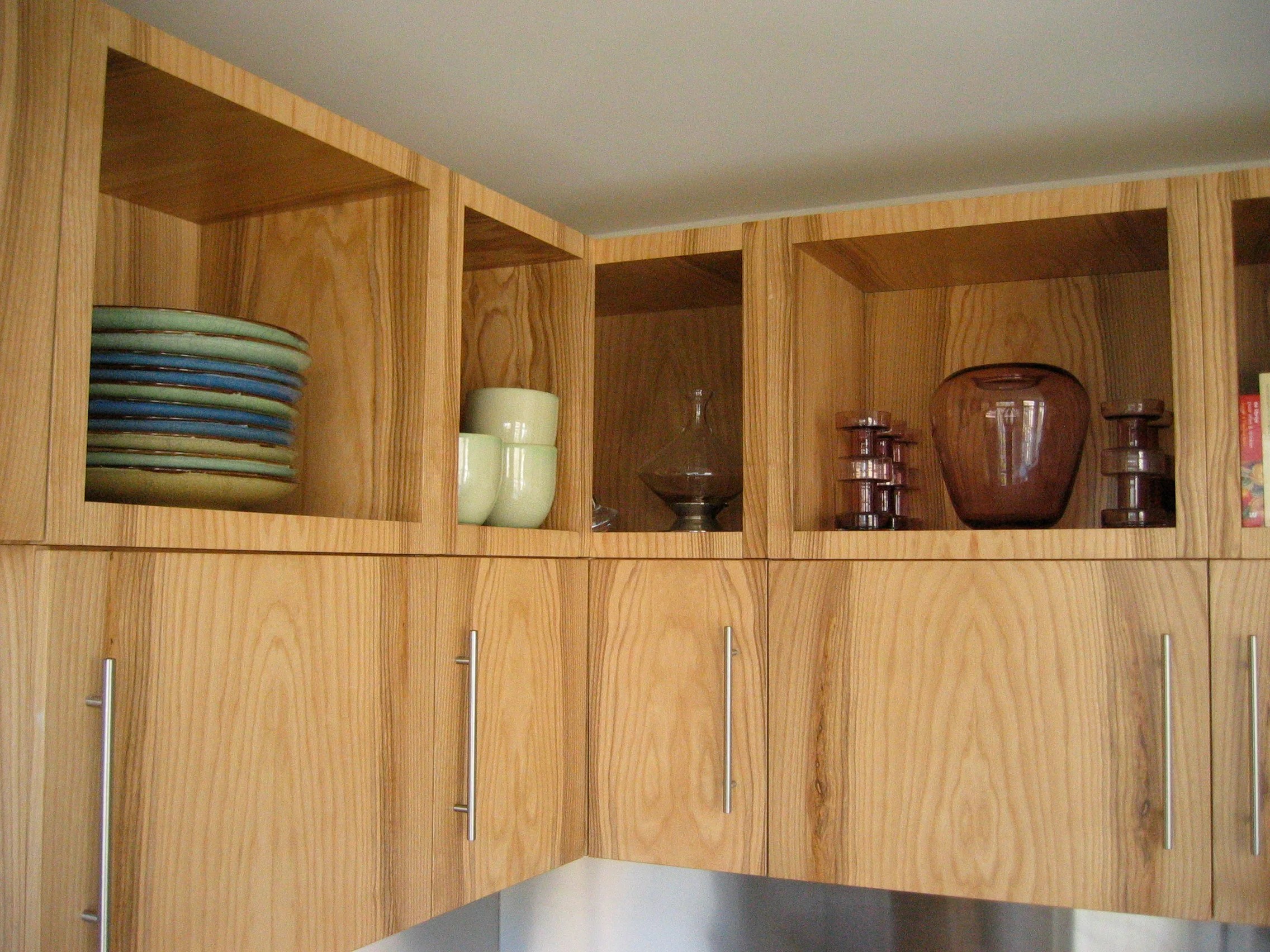 Solid wood versus wood veneer furniture. zerolab