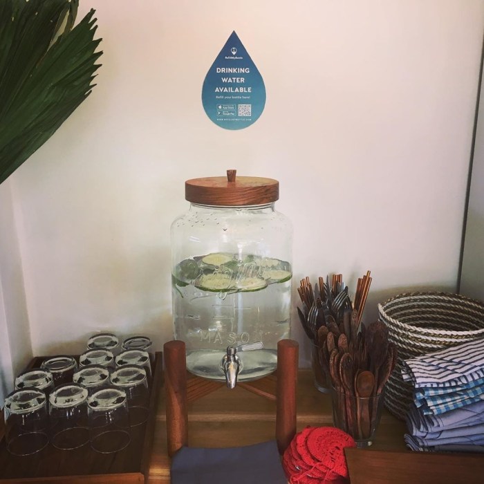 Depot air minum isi ulang biru