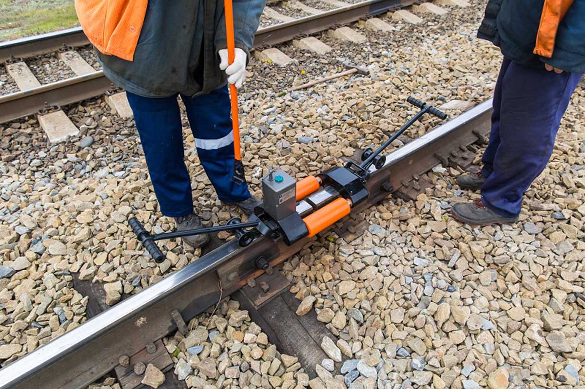 Rail stretcher R25 is used to adjust gaps between rails of all types
