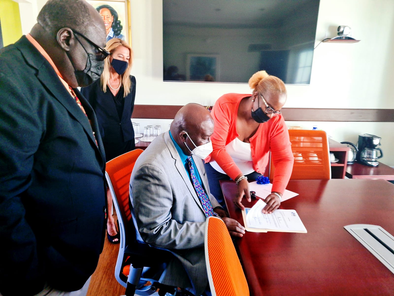 The IDB Donates Vehicle to the Public Hospital Authority To Augment