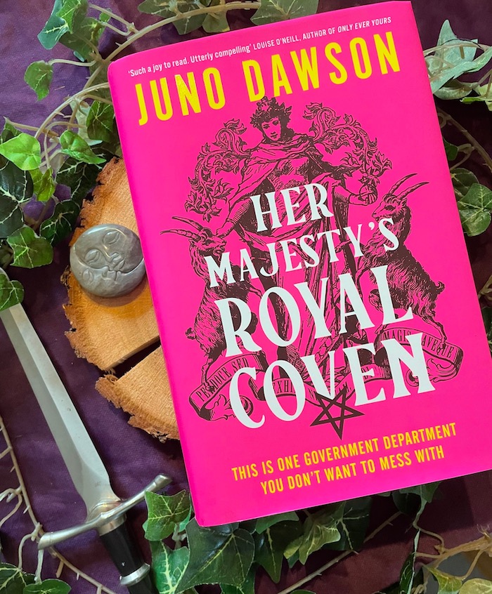 Her Majesty’s Royal Coven Juno Dawson Zon en Maan