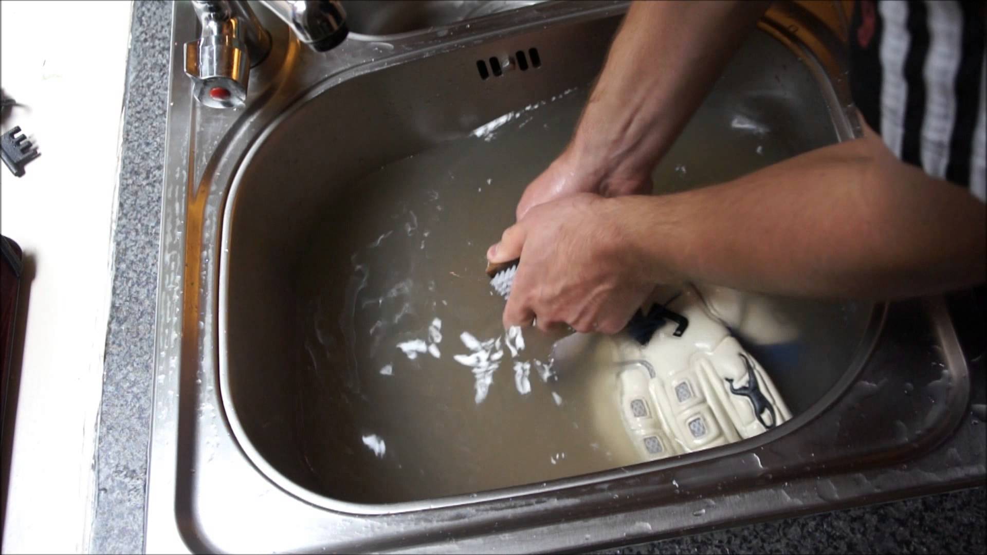 How to wash goalkeeper gloves ZPro Futbol® goalkeeping
