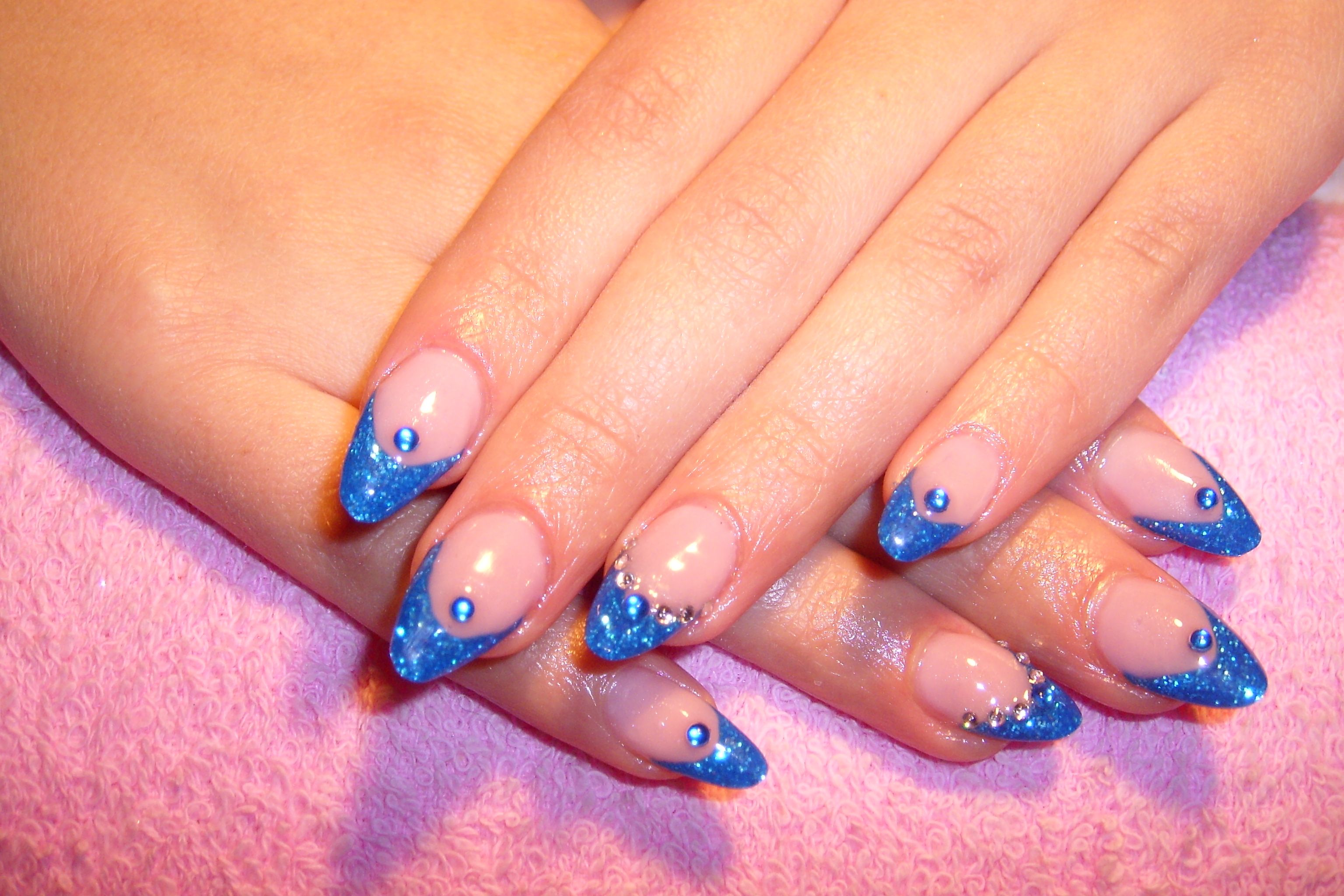 Nail salon Zürich Ingrid Műkörmös Üllő Tel.06/20/9841950