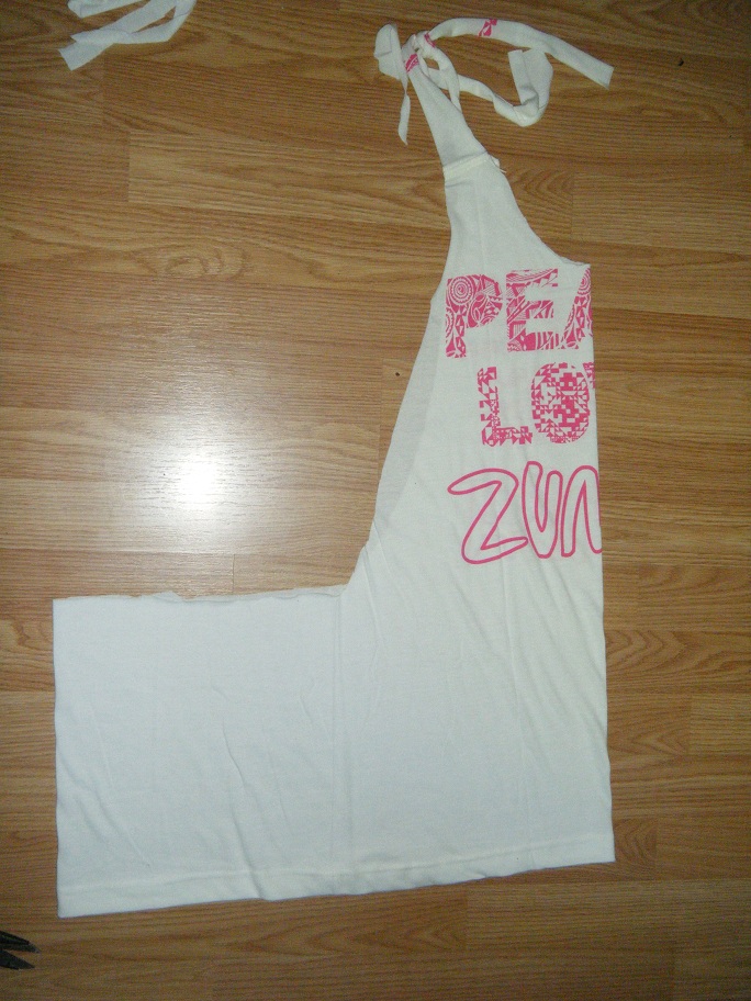 Shirt Cutting Oversized tshirt into a halter top Zumba® with Laia